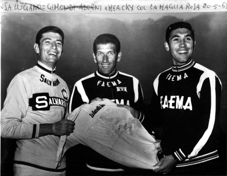 Lugano, 20-05-1968: Gimondi, Adorni e Merckx si contendono la maglia rosa prima della partenza del Giro d&#39;Italia